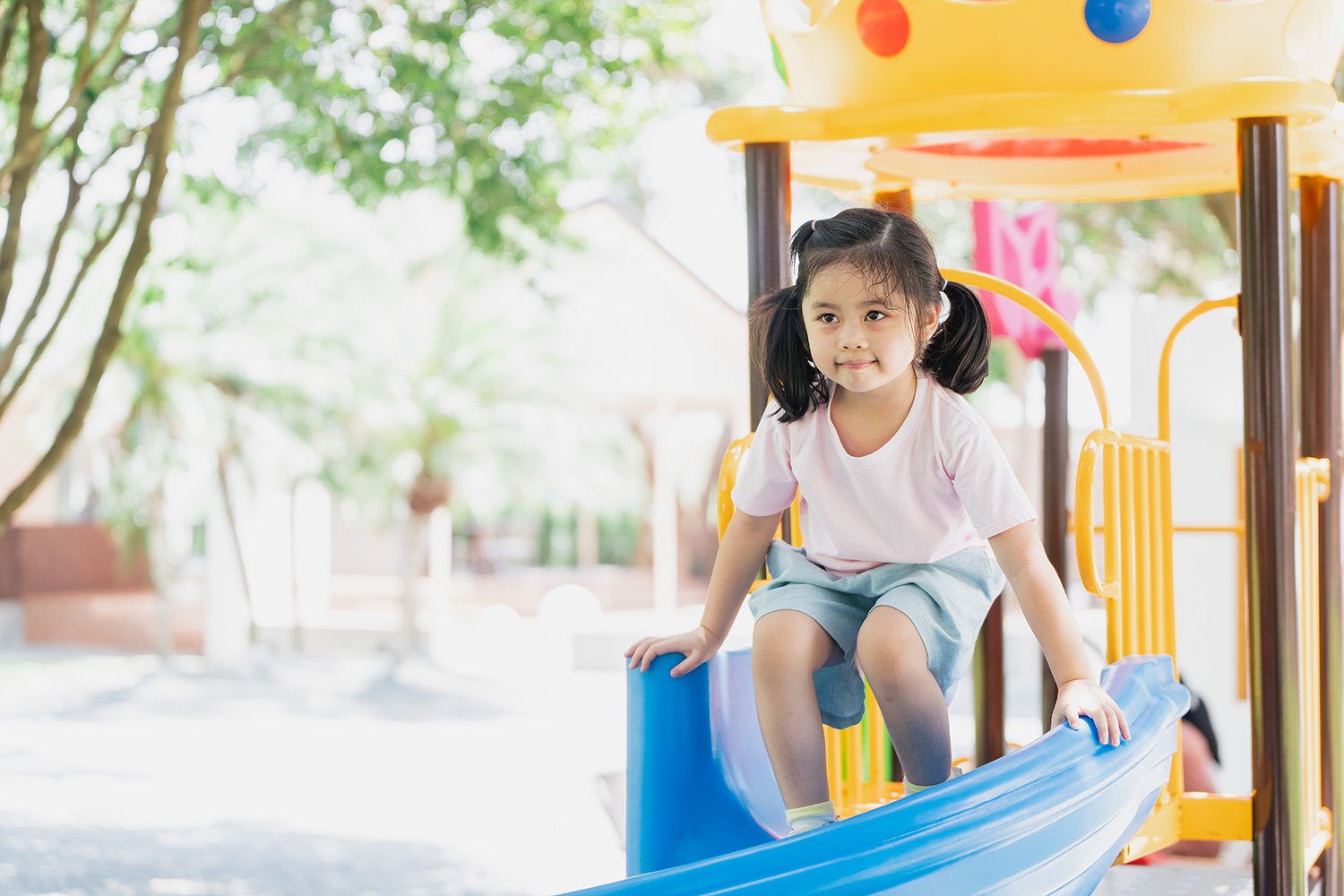 NHÀ TRẺ SÂN CHƠI NGOÀI TRỜI.